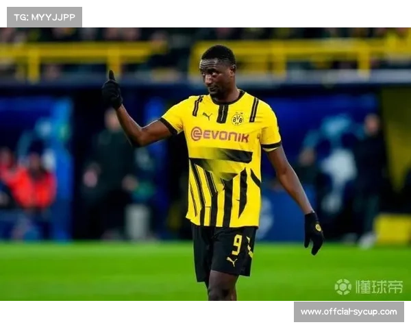 吉拉西点球罚失瞬间：多特蒙德前锋错失帽子戏法后的表情捕捉